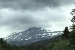 Midsommar och snö på fjällsluttningarna längst Silvervägen